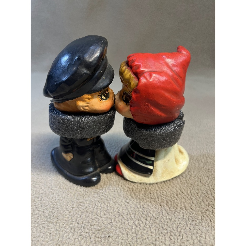 Vintage Russian Kissing Boy and Girl Bobblehead Ceramic Kitsch Red Black‎